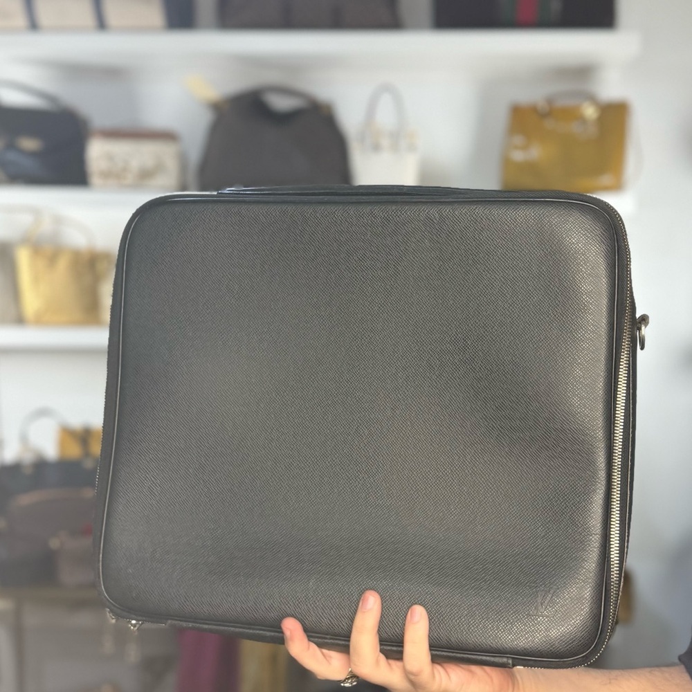 LV TAIGA LEATHER BUSINESS BAG